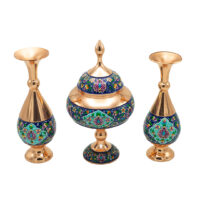 مجموعه شکلات خوری پایه دار و یک جفت گلدان صراحی مس و پرداز